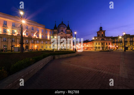 La place de la liberté à Lodz, Pologne, l'Europe après le coucher du soleil. Banque D'Images