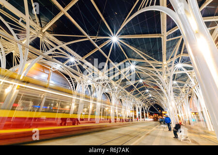 LODZ, Pologne - février 07, 2016 : spectaculaire de l'architecture moderne à Lodz, Pologne, l'Europe dans la nuit. Banque D'Images