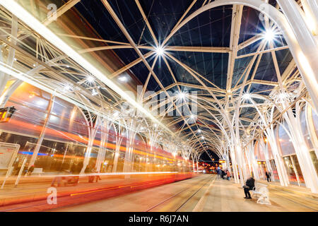 LODZ, Pologne - février 07, 2016 : spectaculaire de l'architecture moderne à Lodz, Pologne, l'Europe dans la soirée. Banque D'Images