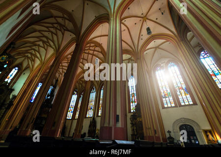 OLOMOUC, RÉPUBLIQUE TCHÈQUE - 15 avril 2018 : l'intérieur de l'église Saint Maurice à Olomouc, République tchèque. Matin foto. Banque D'Images