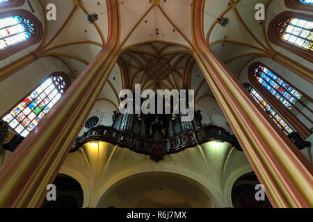 OLOMOUC, RÉPUBLIQUE TCHÈQUE - 15 avril 2018 : l'orgue dans l'église Saint Maurice à Olomouc, République tchèque. Banque D'Images