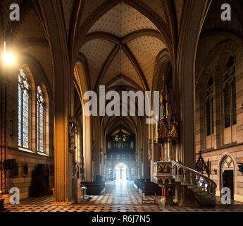 OLOMOUC, RÉPUBLIQUE TCHÈQUE - 15 avril 2018 : A l'intérieur de l'église de Saint Maurice à Olomouc, République tchèque. Matin foto. Banque D'Images