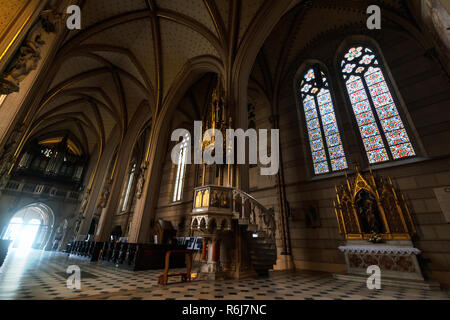 OLOMOUC, RÉPUBLIQUE TCHÈQUE - 15 avril 2018 : A l'intérieur de l'église de Saint Maurice à Olomouc, République tchèque. Jour foto. Banque D'Images