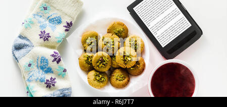 Bannière de cookies faits maison, des biscuits de sésame et d'amande avec les pistaches. vegan sain sans gluten pâtisseries servi avec du thé à la framboise fraîche. E-livre et Banque D'Images