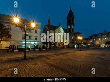 L'église sur la place centrale de Tarnowskie Gory, Silésie, Pologne. Banque D'Images