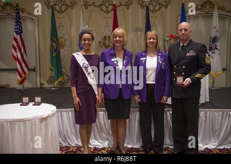 SPOKANE, laver. (18 mai 2017) Hospital Corpsman Premier maître de Robert Walker reçoit le Prix du membre de service forcé armés. Les forces armées annuel Prix du membre de service aussi connu comme le prix que la liberté retentisse et qu'il est en 61e année pour l'ensemble du grand Spokane. Les programmes de la Semaine de la marine a été le principal effort de sensibilisation de la Marine dans des régions du pays sans une importante présence de la marine, avec 195 semaines de la marine tenue à 71 villes des États-Unis. Le programme est conçu pour aider les Américains comprennent que leur marine est déployée à travers le monde, à toute heure, prêt à défendre Amérique à al Banque D'Images