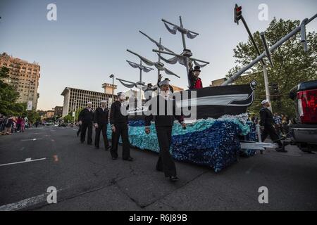 SPOKANE, Washington (20 mai 2017) Les marins du centre de soutien des opérations navales (CNTO) Spokane et le USS Constitution vague à la foule au cours de la Spokane Lilac Festival 2017 Forces armées aux flambeaux. Depuis 2005, le programme de la Semaine de la marine a été le principal effort de sensibilisation de la Marine dans des régions du pays sans une importante présence de la marine, avec 195 semaines de la marine tenue à 71 villes des États-Unis. Le programme est conçu pour aider les Américains comprennent que leur marine est déployée à travers le monde, à toute heure, prêt à se défendre à tout moment de l'Amérique. Banque D'Images