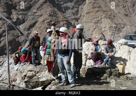 Les travailleurs de la construction La construction de routes dans la région de Kinnaur, Himachal Pradesh, Inde Banque D'Images