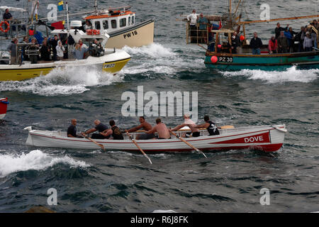 Course d'aviron de Gig, Atkinson, Trophée de l'estuaire Gannel à Newquay Harbor.UK. Banque D'Images