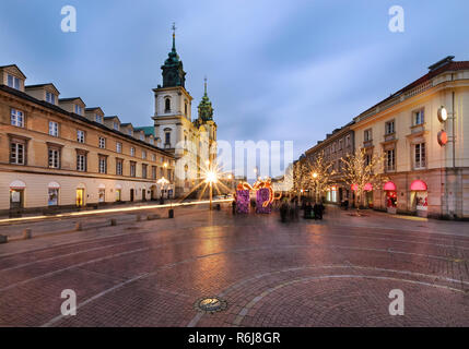 Varsovie, Pologne - le 26 décembre 2015. Les gens qui marchent dans la vieille rue de Varsovie, Pologne, Europe. Près de l'église Sainte Croix (Kosciol Swietego Krzyza) Banque D'Images