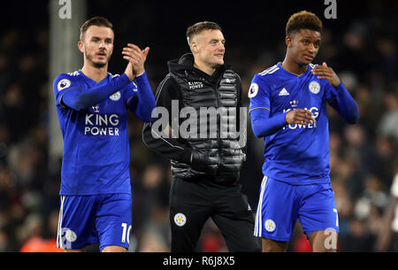 Leicester City's James Maddison (à gauche), Jamie Vardy, et Demarai Gray (à droite) salue les fans après le coup de sifflet final lors de la Premier League match à Craven Cottage, à Londres. Banque D'Images