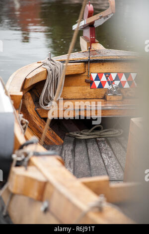 Navires historiques et des bateaux de pêche ancrés dans le port de la vieille ville Elburg aux Pays-Bas. Voiliers historiques de l'intérieur néerlandais Zuiderze Banque D'Images