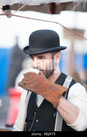 Préparer le café barista Vintage au client dans la machine avec l'ancien style rétro à la main et vêtements à l'extérieur en throwback market stall Banque D'Images