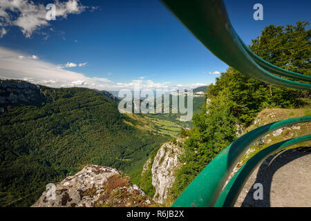 Le Vercors est situé entre Grenoble et Die et forme le pied des Alpes de la vallée du Rhône à l'ouest. La chaux typiques sont les roches qui towe Banque D'Images