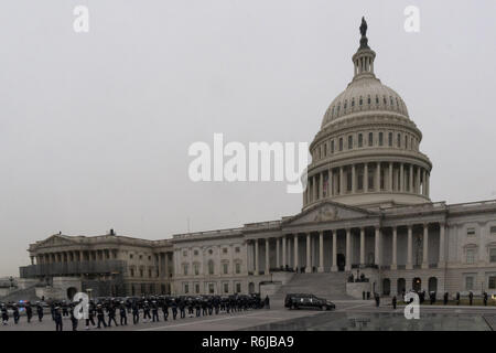 Washington, District de Columbia, Etats-Unis. 5 déc, 2018. Garde d'honneur militaire à marches du Capitole de se tenir en hommage à George HW Bush, 41e président des États-Unis, en tant que son corps est retiré de l'US Capitol Rotunda pour ses funérailles d'État, le 5 décembre 2018 Crédit : Douglas Christian/ZUMA/Alamy Fil Live News Banque D'Images