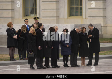 5 décembre 2018 - Washington, District of Columbia, United States - les principaux membres du Congrès se tenir dans le froid en attendant le cercueil de George HW Bush, 41e président des États-Unis à quitter Capitol Building pour ses funérailles d'État. De gauche à droite, JANNA RYAN, épouse de Paul Ryan, Paul Ryan, Président de la Chambre, Elaine Chao, secrétaire des Transports et de l'épouse de MITCH MCCONNELL, Mitch MCCONNELL, chef de la majorité au Sénat, IRIS WEINSHALL, chef de l'exploitation de la Bibliothèque publique de New York et épouse de Chuck Schumer, Chuck Schumer, chef de la minorité du Sénat, Nancy Pelosi, Chambre Minorit Banque D'Images