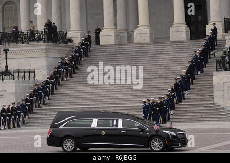 Washington, District de Columbia, Etats-Unis. 5 déc, 2018. Coffret de George HW Bush, 41e président des États-Unis, lui prend de l'US Capitol Rotunda pour ses funérailles d'État, le 5 décembre 2018 Crédit : Douglas Christian/ZUMA/Alamy Fil Live News Banque D'Images