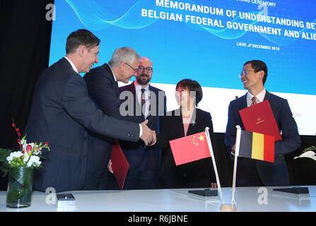 (181205) -- Liège (Belgique), 5 décembre 2018 (Xinhua) -- Michel Kempeneers, directeur de l'Agence d'outre-mer de Wallonie Export-Investment, vice-Premier ministre belge Kris Peeters, le Premier ministre belge, Charles Michel, Alibaba Group Président de Global Business Angel Zhao et premier directeur de l'Alibaba Group James Song (de G à D) célébrer après avoir signé une entente pour l'ouverture de la plate-forme mondiale du commerce électronique lors d'une cérémonie de signature à Liège, Belgique, 5 décembre 2018. Géant de l'e-commerce chinois Alibaba a signé un accord avec le gouvernement fédéral de la Belgique, mercredi, pour ouvrir son premier monde électronique T Banque D'Images