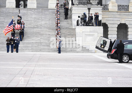 Washington DC, USA. 5 Décembre, 2018. Washington, District de Columbia, Etats-Unis. 5 déc, 2018. 12/5/18- Capitol-Washington AMÉRICAIN DC.Le cercueil de l'ancien président George W. Bush, le 43e président des États-Unis, les feuilles le Capitole en route pour ses funérailles à la Cathédrale de Washington.Photos par : - ImageCatcher News Crédit : Christy Bowe/Globe Photos/ZUMA/Alamy Fil Live News Banque D'Images