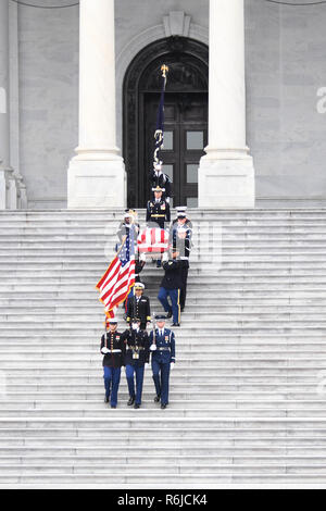 Washington DC, USA. 5 Décembre, 2018. Washington, District de Columbia, Etats-Unis. 5 déc, 2018. 12/5/18- Capitol-Washington AMÉRICAIN DC.Le cercueil de l'ancien président George W. Bush, le 43e président des États-Unis, les feuilles le Capitole en route pour ses funérailles à la Cathédrale de Washington.Photos par : - ImageCatcher News Crédit : Christy Bowe/Globe Photos/ZUMA/Alamy Fil Live News Banque D'Images