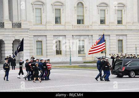 Washington, USA. 5 déc, 2018. Le cercueil de l'ancien président américain George H. W. Bush s'effectue de la capitale américaine pour des funérailles d'État à Washington, DC, États-Unis, le 5 décembre 2018. Dans le rire et les larmes, les États-Unis ont tenu des funérailles d'état ici mercredi pour le 41e Président George H. W. Bush, qui a été largement pleuré et salué comme un bon leader et une personne consacrée avec une 'âme douce' et grand sens de l'humour au cours de ses 94 années de vie. Credit : Liu Jie/Xinhua/Alamy Live News Banque D'Images