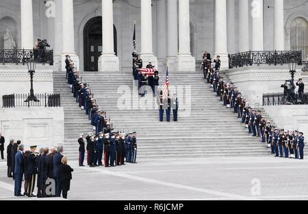 Washington, USA. 5 déc, 2018. Le cercueil de l'ancien président américain George H. W. Bush s'effectue de la capitale américaine pour des funérailles d'État à Washington, DC, États-Unis, le 5 décembre 2018. Dans le rire et les larmes, les États-Unis ont tenu des funérailles d'état ici mercredi pour le 41e Président George H. W. Bush, qui a été largement pleuré et salué comme un bon leader et une personne consacrée avec une 'âme douce' et grand sens de l'humour au cours de ses 94 années de vie. Credit : Liu Jie/Xinhua/Alamy Live News Banque D'Images