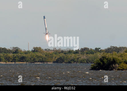 Cap Canaveral, Floride, USA. 5 décembre 2018 - Cap Canaveral, Floride, États-Unis - une fusée Falcon 9 SpaceX lance avec succès sa 16e mission de ravitaillement de la Station spatiale internationale (ISS) le 5 décembre 2018 à Cap Canaveral Air Force Station en Floride. La première étape du rappel (photo) a connu une défaillance et a atterri juste au large dans l'Océan Atlantique plutôt que sa cible à terre. Crédit : Paul Hennessy/Alamy Live News Banque D'Images