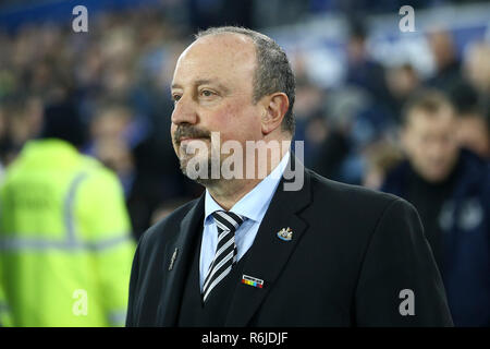 Liverpool, Royaume-Uni. Le 05 mai 2018. Newcastle United Manager Rafa Benitez regarde sur. Premier League, Everton v Newcastle United à Goodison Park à Liverpool le mercredi 5 décembre 2018. Cette image ne peut être utilisé qu'à des fins rédactionnelles. Usage éditorial uniquement, licence requise pour un usage commercial. Aucune utilisation de pari, de jeux ou d'un seul club/ligue/dvd publications. Photos par Chris Stading/Andrew Orchard la photographie de sport/Alamy live news Crédit : Andrew Orchard la photographie de sport/Alamy Live News Banque D'Images