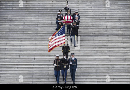 Washington, District de Columbia, Etats-Unis. 5 déc, 2018. La demeure du président George H. W. Bush sont transportées de la capitale américaine de la Cathédrale Nationale Mercredi 5 décembre 2018. (Photo de Sarah Silbiger/The New York Times) Crédit : Sarah Silbiger/CNP/ZUMA/Alamy Fil Live News Banque D'Images