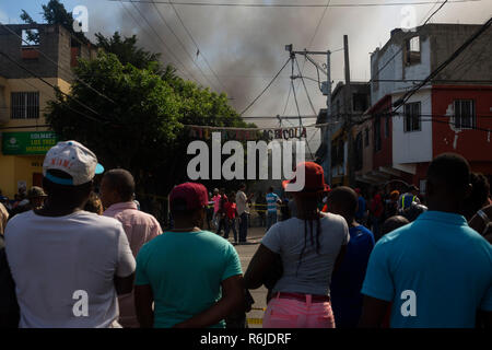 Santo Domingo, République dominicaine. Le 05 mai 2018. Habitants regardez comme la fumée monte d'une usine de plastique après une explosion. La raison de l'explosion n'était pas clair au départ. Selon le journal, le choc a été ressenti dans une grande partie de la ville. Les causes de l'explosion ne sont pas encore claires. Crédit : Pedro Bazil/dpa/Alamy Live News Banque D'Images