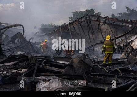 Santo Domingo, République dominicaine. Le 05 mai 2018. Les unités de sauvetage travaillent dans une usine de plastique après une explosion majeure. Selon le journal, le choc a été ressenti dans une grande partie de la ville. Les causes de l'explosion ne sont pas encore claires. Crédit : Pedro Bazil/dpa/Alamy Live News Banque D'Images