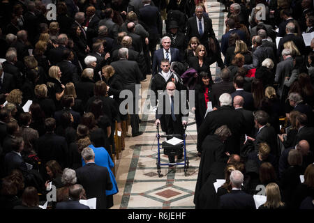 Washington, District de Columbia, Etats-Unis. 5 déc, 2018. Ancien conseiller à la sécurité nationale Brent Scowcroft sort derrière il y cercueil de l'ancien président George Herbert Walker Bush en bas du centre commémoratif de l'île à la suite d'une cérémonie à la cathédrale nationale de Washington, mercredi, 5 décembre 2018. Credit : ZUMA Press, Inc./Alamy Live News Banque D'Images