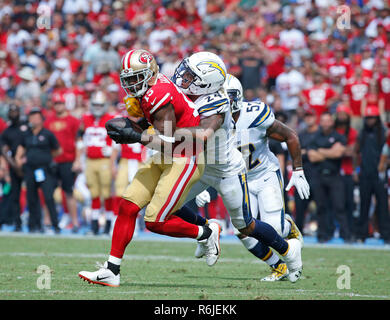 30 septembre 2018 San Francisco 49ers wide receiver Pierre Garcon (15) fait une capture et est abordé par Los Angeles Chargers corner back Trevor Williams (24) pendant le match de football entre les San Francisco 49ers et les chargeurs de Los Angeles à l'StubHub Center de Carson, en Californie. Charles Baus/CSM Banque D'Images