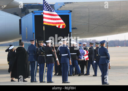 Washington DC, USA. 5 déc 2018. Service commun les porteurs portent le cercueil, recouvert du drapeau de l'ancien président George W. Bush pour le voyage de retour à Houston le Air Force One le 5 décembre 2018 dans l'arrêt Andrews, dans le Maryland. Bush, le 41e président, est décédé à son domicile de Houston à l'âge de 94 ans. Credit : Planetpix/Alamy Live News Banque D'Images