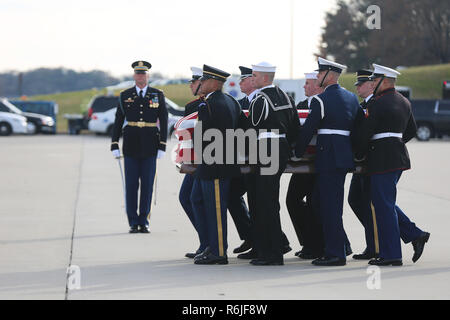 Washington DC, USA. 5 déc 2018. Service commun les porteurs portent le cercueil, recouvert du drapeau de l'ancien président George W. Bush pour le voyage de retour à Houston le Air Force One le 5 décembre 2018 dans l'arrêt Andrews, dans le Maryland. Bush, le 41e président, est décédé à son domicile de Houston à l'âge de 94 ans. Credit : Planetpix/Alamy Live News Banque D'Images