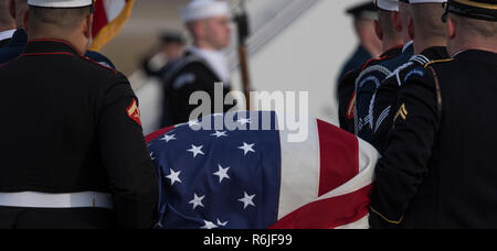 Washington DC, USA. 5 déc 2018. Service commun les porteurs portent le cercueil, recouvert du drapeau de l'ancien président George W. Bush pour le voyage de retour à Houston le Air Force One le 5 décembre 2018 dans l'arrêt Andrews, dans le Maryland. Bush, le 41e président, est décédé à son domicile de Houston à l'âge de 94 ans. Credit : Planetpix/Alamy Live News Banque D'Images