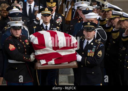 Service commun les porteurs portent le cercueil, recouvert du drapeau de l'ancien président George H. W. Bush à la suite de l'état en attente de corbillard à funérailles à la cathédrale nationale 5 décembre 2018 à Washington, DC. Bush, le 41e président, est décédé à son domicile de Houston à l'âge de 94 ans. Banque D'Images