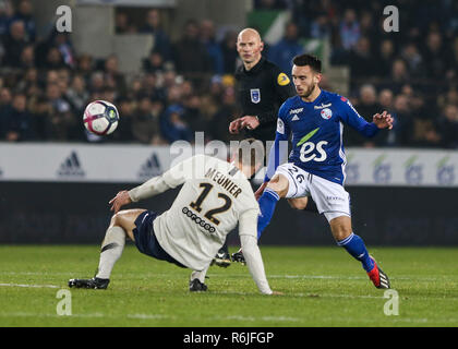 Au cours de l'Adrien Thomasson français L1 match de football entre Strasbourg et Paris Saint-Germain (PSG) au stade de la Meinau stadium, à Strasbourg. Banque D'Images