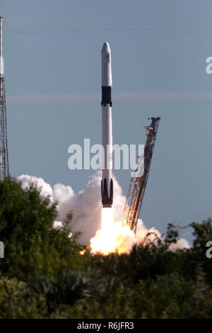 Base aérienne de Cap Canaveral, en Floride, aux États-Unis. 5 déc 2018. Une fusée Falcon 9 SpaceX Dragon portant le vaisseau de ravitaillement décolle du complexe de lancement 40 à Cap Canaveral Air Force Station le 5 décembre 2018 au Cap Canaveral, en Floride. Le pèlerin est sur la 16e mission commerciale services d'approvisionnement de la Station spatiale internationale. Credit : Planetpix/Alamy Live News Banque D'Images