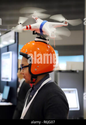 Le mercredi. 5 déc, 2018. 5 décembre 2018, Tokyo, Japon - L'Université de Tsukuba au Japon postgraduate student Ryosuke Takada démontre son DroneHelmet la machine marche automatisés pour naviguer l'utilisateur lors d'une conférence de presse aperçu de NTT Docomo's high tech exposition ocomo "Open House" à Tokyo le Mercredi, Décembre 5, 2018. NTT Docomo et leurs partenaires d'affaires va exposer les dernières technologies lors d'une exposition de deux jours. Credit : Yoshio Tsunoda/AFLO/Alamy Live News Banque D'Images