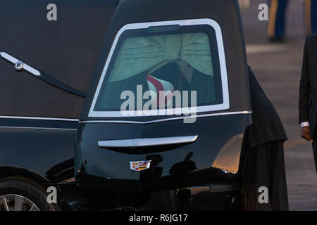 Houston, TX, USA. 8Th apr 2015. L'ancien président George Herbert Walker Bush coffret à l'intérieur du corbillard à Ellington Field Joint Reserve Base le Mercredi, Décembre 5, 2018 à Houston. Photo par : Juan DeLeon/Zuma Press Photo : Juan DeLeon/ZUMA/Alamy Fil Live News Banque D'Images