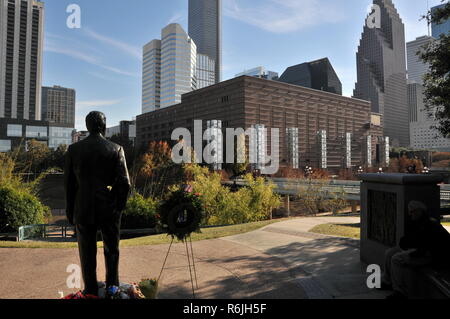 Houston, USA. 5 déc, 2018. La statue de l'ancien président américain George H. W. Bush doit faire face au centre-ville de Houston, Texas, États-Unis, le 5 décembre 2018. Les États-Unis ont tenu des funérailles d'État à Washington le mercredi pour le 41e Président George H. W. Bush. Credit : Liu Liwei/Xinhua/Alamy Live News Banque D'Images