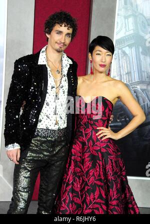 LOS ANGELES, CA - 5 décembre : l'acteur Robert Sheehan et actrice Jihae assister à Universal Pictures et le CRM présente la première mondiale de moteurs 'Mortal' le 5 décembre 2018 au Regency Village Theatre de Los Angeles, Californie. Photo de Barry King/Alamy Live News Banque D'Images