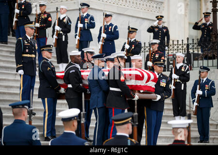 Un service commun sur la garde d'honneur porte le cercueil de l'ancien président américain George H. W. Bush sur le Capitole à Washington, DC, USA, 05 décembre 2018. George H. W. Bush, le 41e président des États-Unis (1989-1993), est décédé à l'âge de 94 ans le 30 novembre 2018 à son domicile de New York. Credit : Shawn Thew / Piscine d'utilisation dans le monde entier via CNP | Banque D'Images