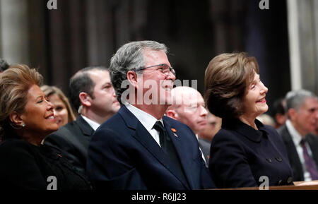 Columba Bush, Jeb Bush et Laura Bush à l'écoute que l'ancien président George W. Bush parle lors de funérailles d'état de l'ancien président George H. W. Bush, à la Cathédrale Nationale, mercredi, 5 décembre 2018, à Washington Crédit : Alex Brandon / Piscine d'utilisation dans le monde entier via CNP | Banque D'Images