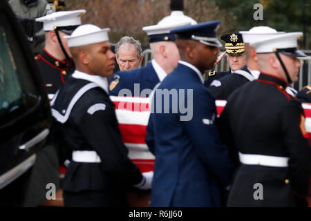 L'ancien président George W. Bush comme les montres, recouvert du drapeau coffret de l'ancien président George H. W. Bush est porté par une garde d'honneur militaire services communs dans des funérailles d'État à la Cathédrale Nationale, mercredi, 5 décembre 2018, à Washington. Crédit : Alex Brandon / Piscine d'utilisation dans le monde entier via CNP | Banque D'Images