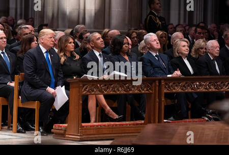 5 décembre 2018 - Washington, DC, United States : le Président des Etats-Unis, Donald J. Trump, Première Dame Melania Trump, Barack Obama, Michelle Obama, Hillary Clinton, Bill Clinton et Jimmy Carter à l'état service funéraire de l'ancien président George W. Bush dans la Cathédrale Nationale. Crédit : Chris Kleponis / Piscine d'utilisation dans le monde entier via CNP | Banque D'Images