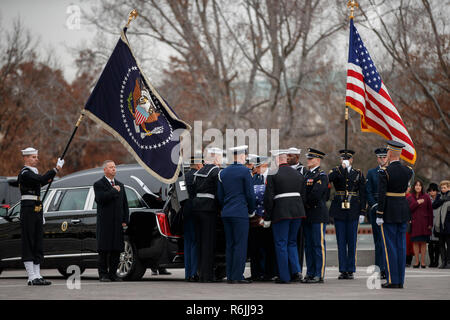 Un service commun sur la garde d'honneur porte le cercueil de l'ancien président américain George H. W. Bush sur le Capitole à Washington, DC, USA, 05 décembre 2018. George H. W. Bush, le 41e président des États-Unis (1989-1993), est décédé à l'âge de 94 ans le 30 novembre 2018 à son domicile de New York. Credit : Shawn Thew / Piscine d'utilisation dans le monde entier via CNP | Banque D'Images