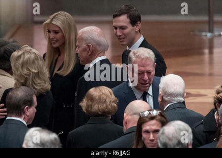 Ancien Vice-président américain Joe Biden, quatrième à partir de la gauche, et son épouse Jill Biden, deuxième à gauche, parler d'Ivanka Trump, la fille du président Donald Trump, troisième à partir de la gauche, et son mari, le Président Donald Trump's White House Conseiller principal Jared Kushner, troisième à partir de la droite, comme l'ancien Vice-président Al Gore, deuxième à partir de la droite, parlez à l'ancien Président Jimmy Carter, droite, et l'ancienne première dame Rosalynn Carter, en bas au centre, avant les funérailles d'État pour l'ancien président George H. W. Bush à la Cathédrale Nationale, mercredi, 5 décembre 2018, à Washington. Crédit : Andrew Harnik / Piscine via CNP | Banque D'Images