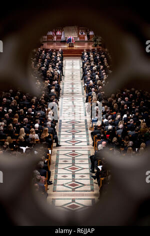 Le cercueil, recouvert du drapeau de l'ancien président George H. W. Bush est visible lors des funérailles d'État à la Cathédrale Nationale, mercredi, 5 décembre 2018, à Washington. Crédit : Andrew Harnik / Piscine d'utilisation dans le monde entier via CNP | Banque D'Images